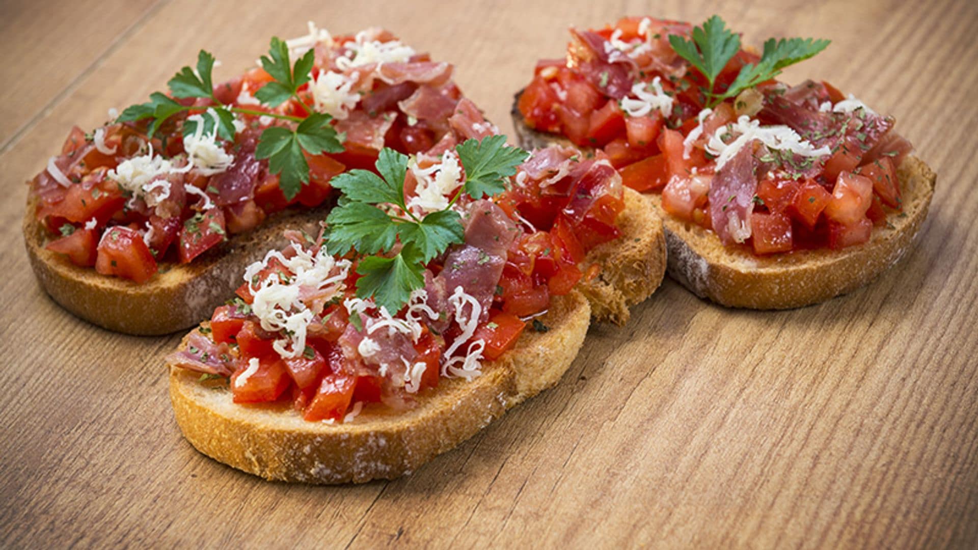 Canapés de salmorejo, tomate y jamón