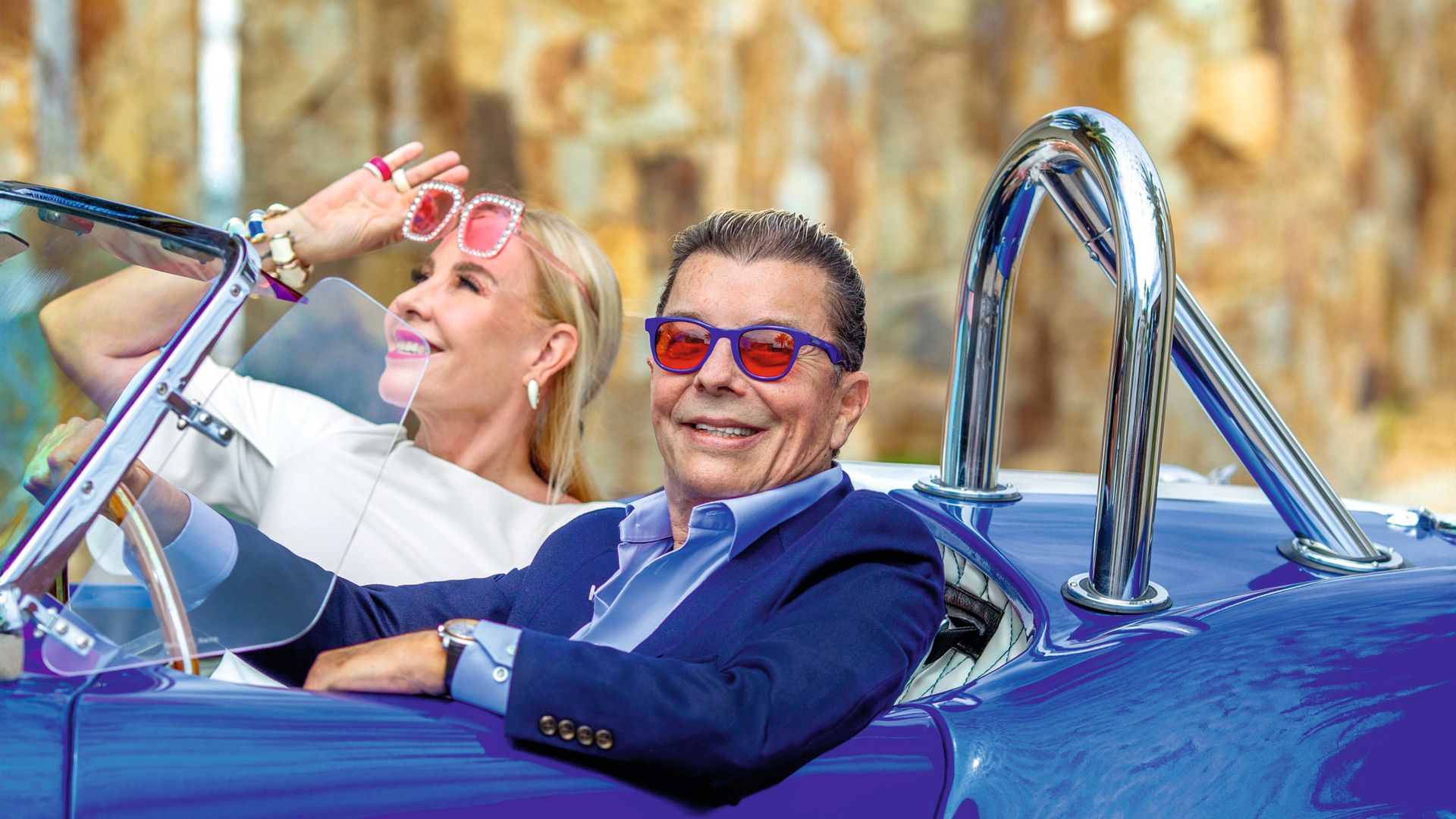 El matrimonio pasea en su Shelby Cobra, un espectacular deportivo clásico que data de 1965