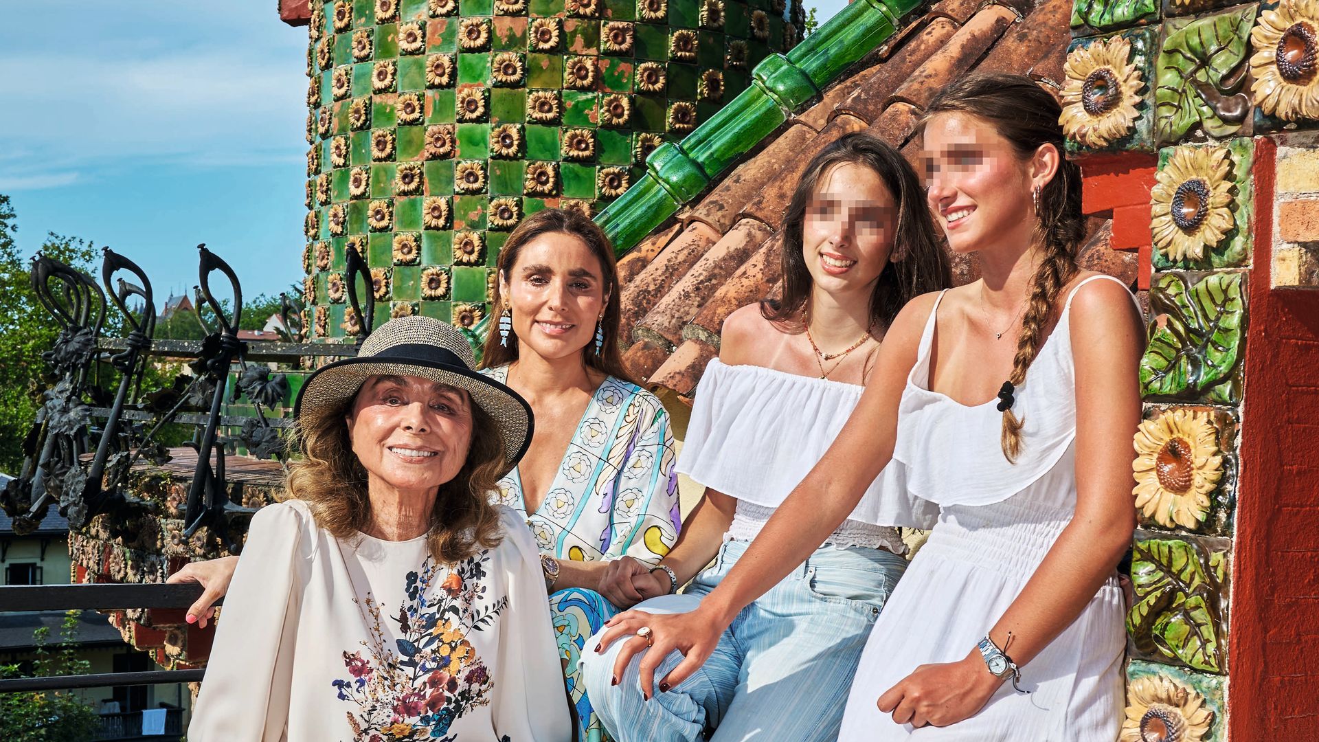 Paloma Segrelles junto a su madre, Paloma, y sus hijas, Tiziana y Paloma, durante su visita a El Capricho de Gaudí, en Comillas. "Él vivió mucho tiempo en el campo por su delicada salud, lo que le influyó mucho en sus obras, y aquí vemos cómo se inspiró en los girasoles. La casa es un gran girasol arquitectónico, además de que las fachadas estén llenas de girasoles. ¡Tienen una magia especial!", comenta la empresaria