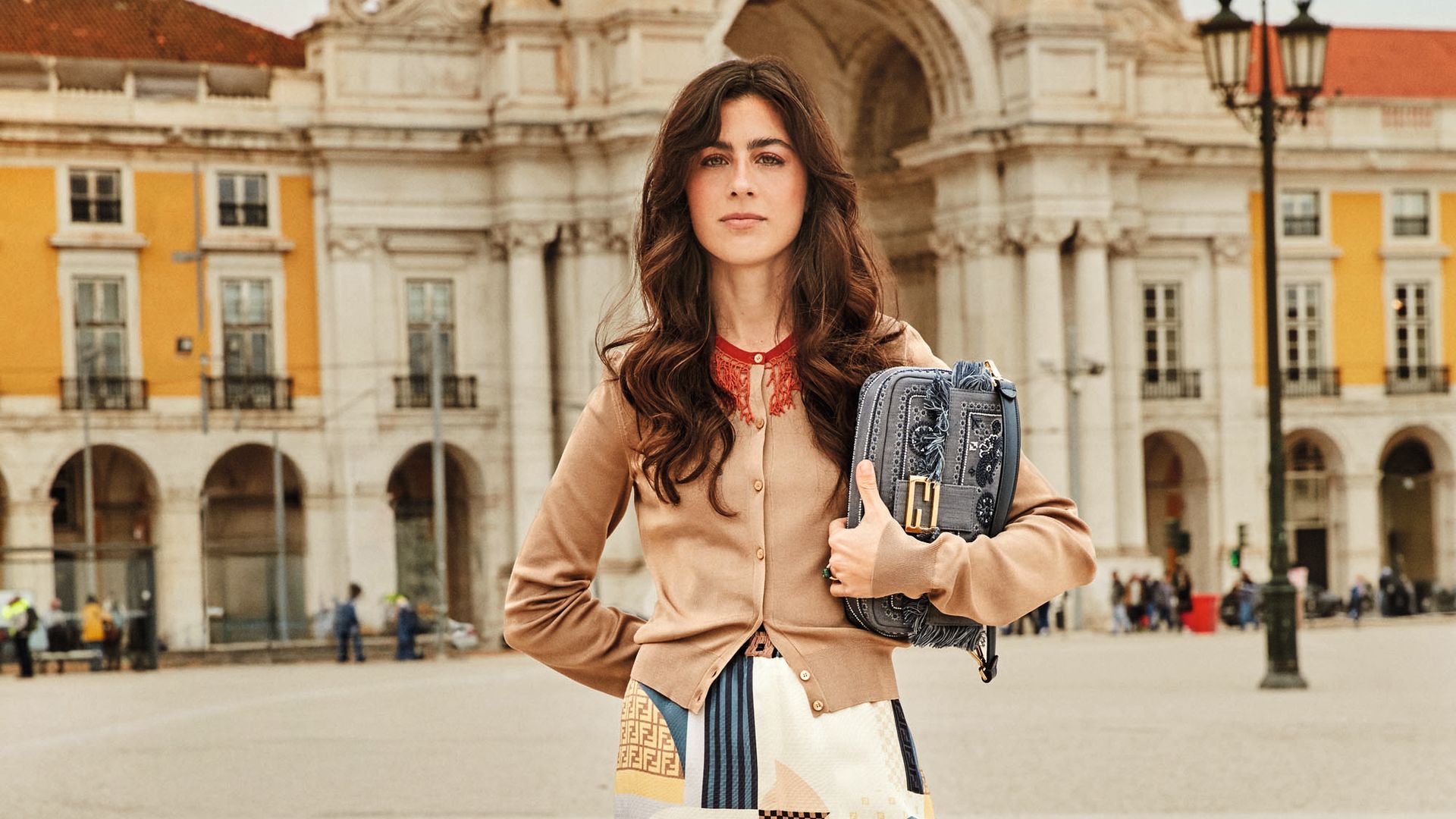 Vicky Montanari, la brasileña a la que deberías fichar si te gustan los looks coloridos y elegantes