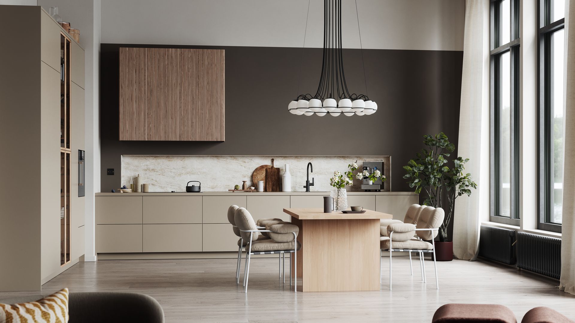 Cocina abierta con mesa de comedor de madera de roble, pared en marrón oscuro y muebles beige, lámpara de techo 