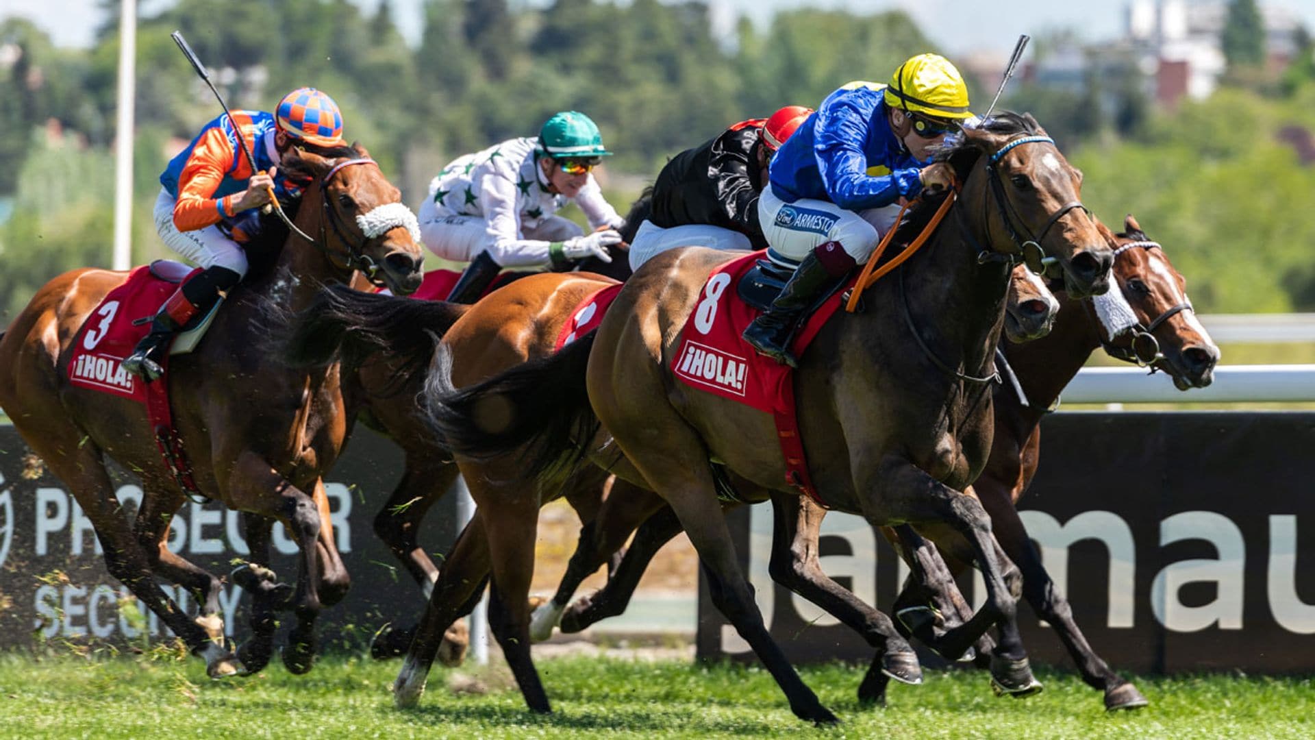 'Azul', con Jaime Gelabert, gana el Premio Realeza-¡HOLA! tras una trepidante carrera en el Hipódromo de Madrid