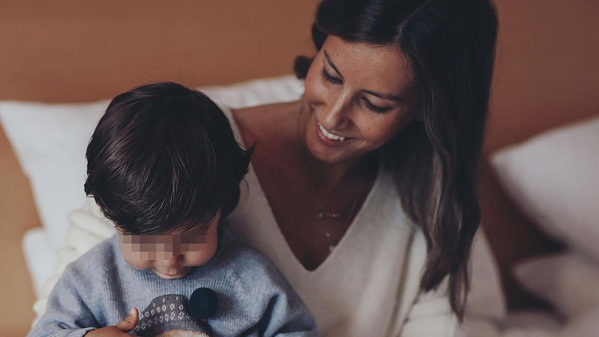 ¡Ana Boyer se derrite! Las preciosas imágenes de su hijo Miguel descubriendo la nieve