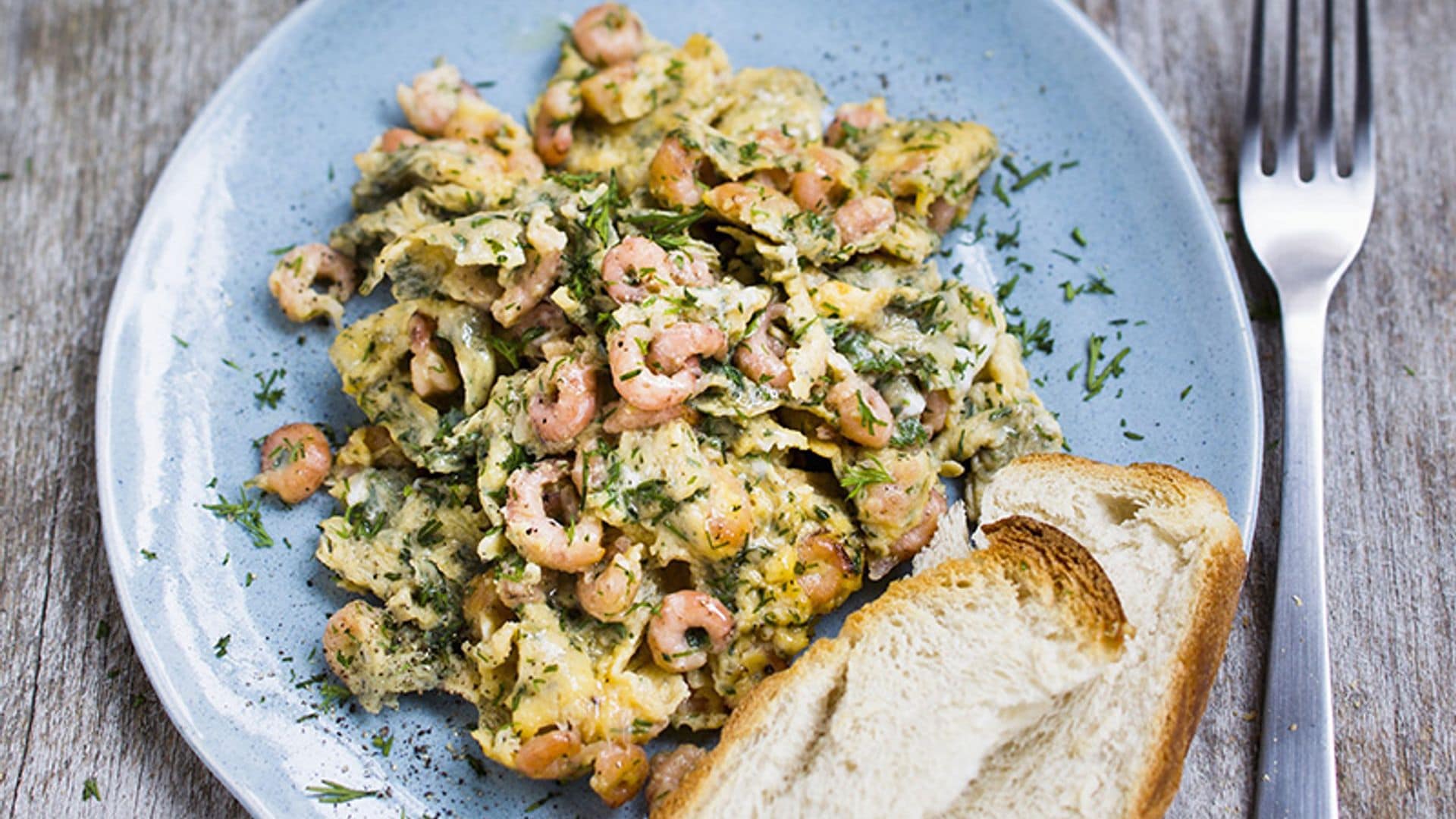 Huevos revueltos con gambas, ajetes y eneldo