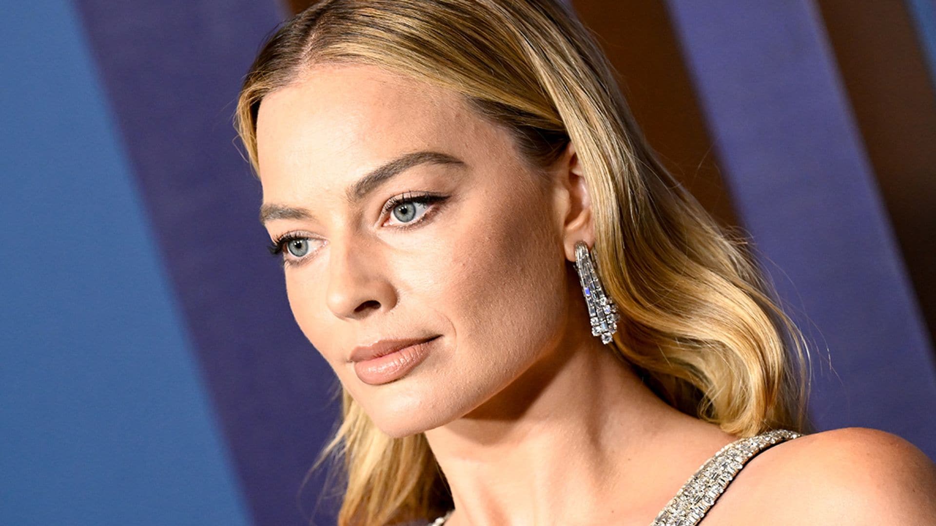 La elección de Margot Robbie: pendientes de los años 50 que quedan genial con su look de aberturas