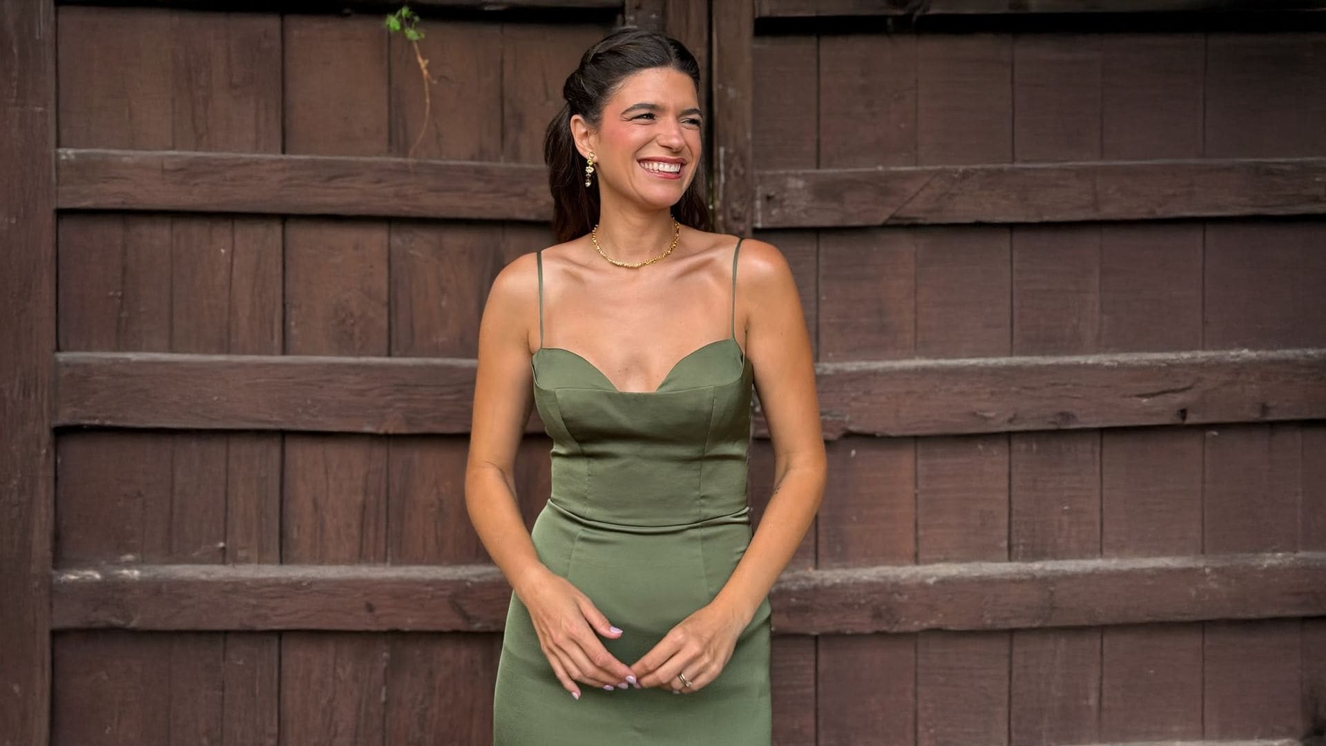 Los trucos de Bonbonreich, la española que arrasa en TikTok, para triunfar como invitada con un vestido liso: "Un accesorio puede cambiarlo todo"