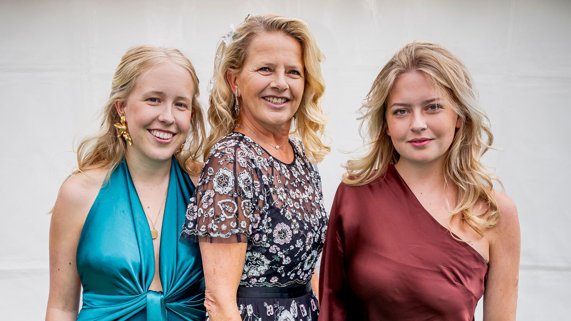 La princesa Mabel de Holanda junto a sus hijas, las condesas Luana y Zaria, durante una gala benéfica en Ámsterdam