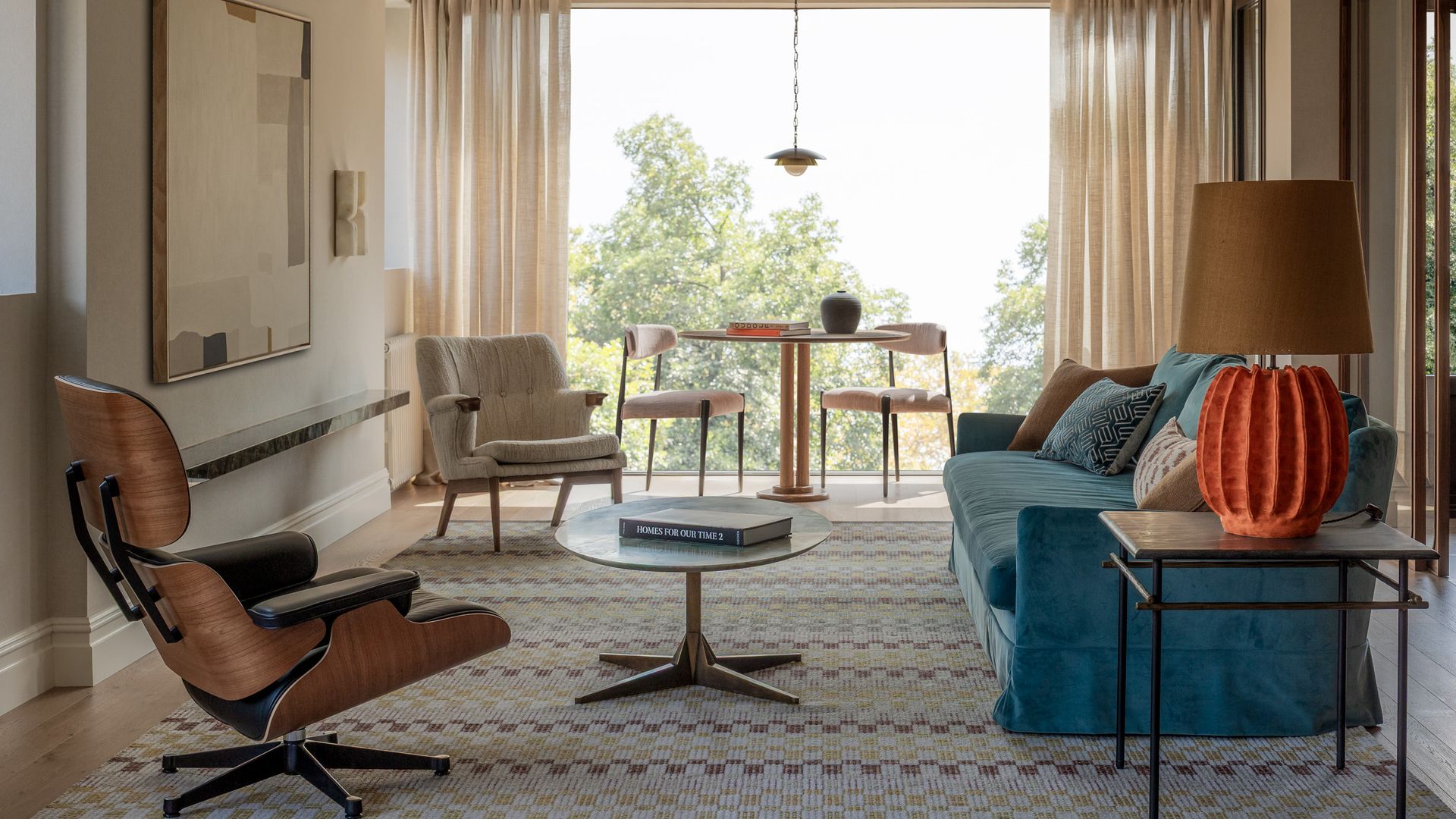 Salón con gran ventanal, proyecto de Borja Vildósola