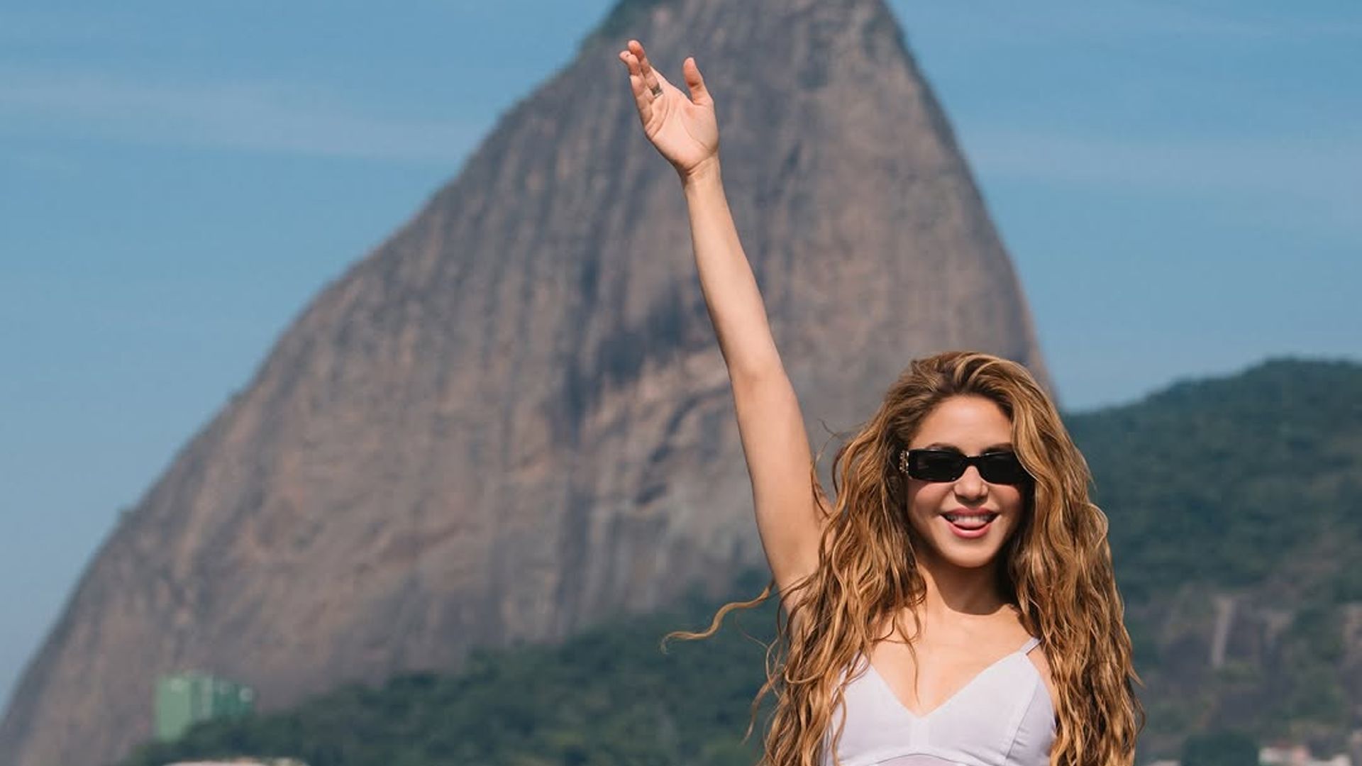 Shakira, irreconocible al saludar a sus fans desde su hotel de Río: cara lavada y 4 trenzas