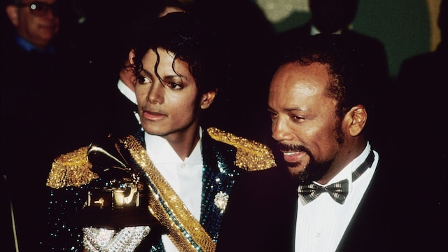  Michael Jackson y su productor Quincy Jones posando con sus premios Grammy en 1984 