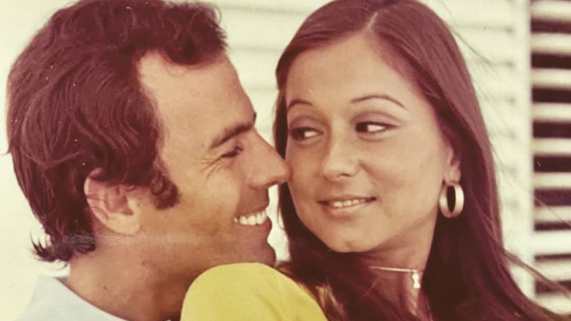 Julio José Iglesias muestra una romántica foto de sus padres