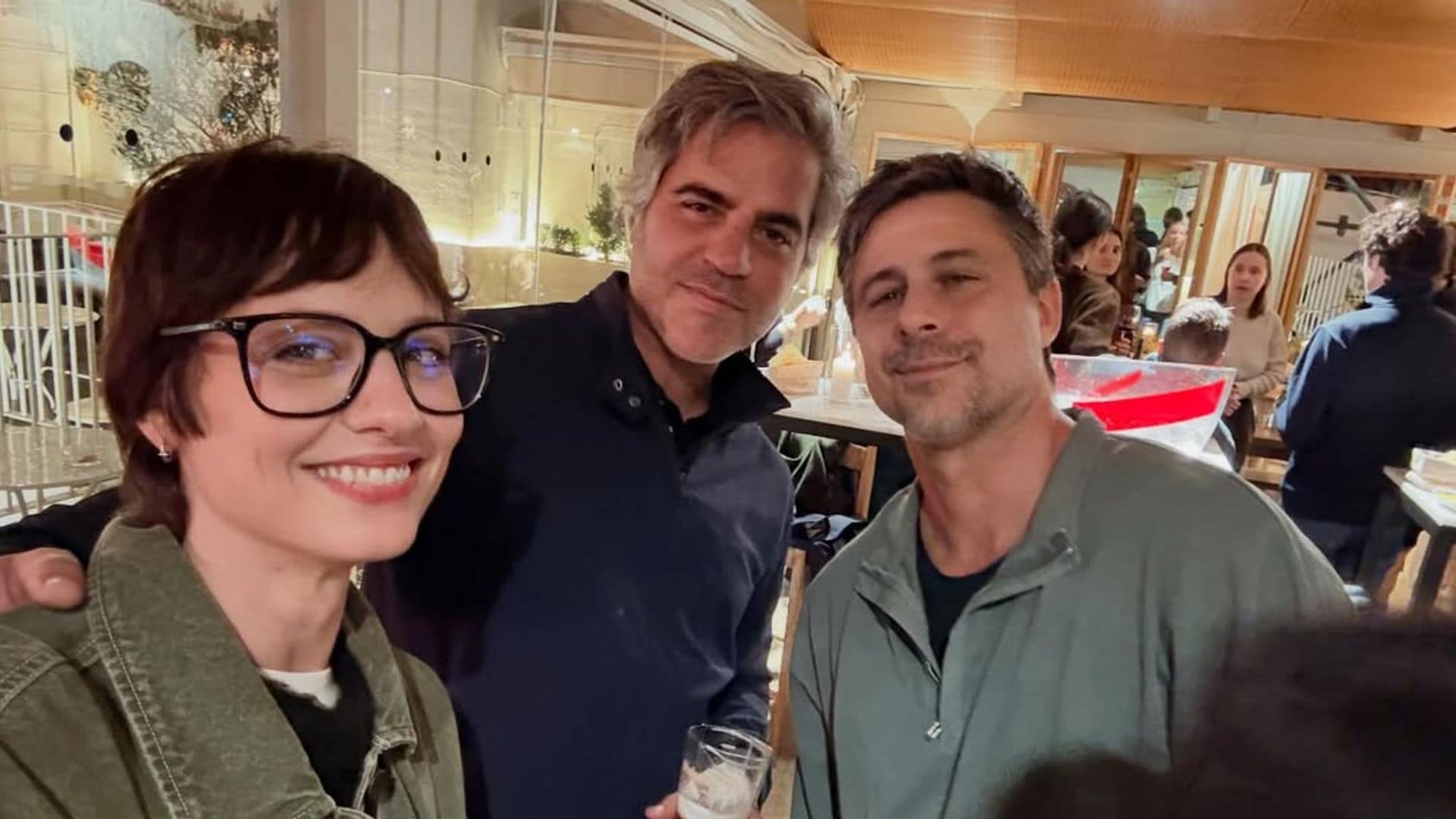 Los protagonistas de 'Los hombres de Paco' con Ernesto Sevilla