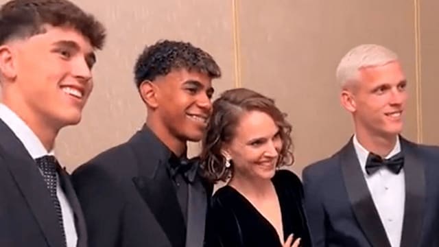 Plano medio de Natalie Portman posando con jugadores el FCB en la Gala del Balón de Oro 2024