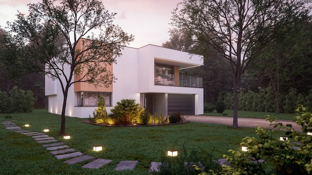 Una casa con iluminación exterior
