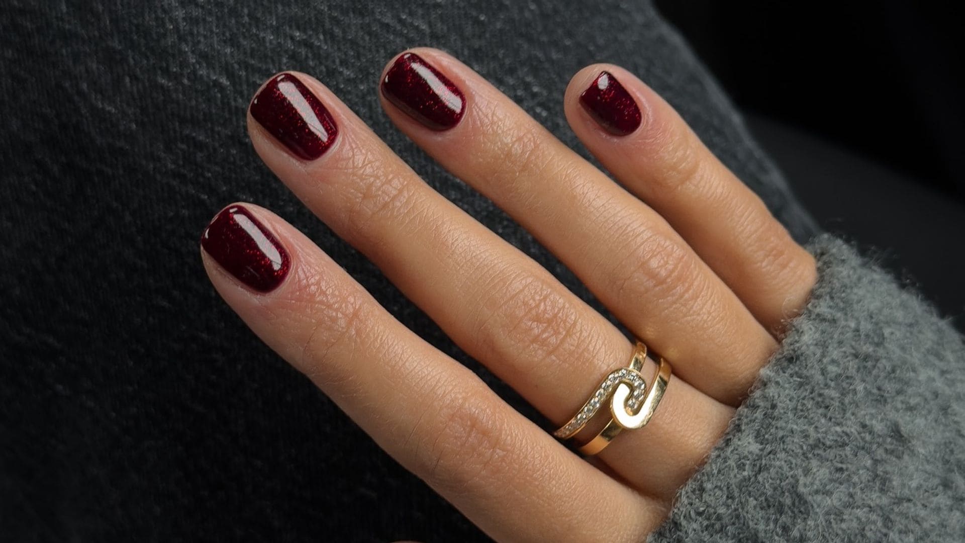 Uñas rojo cereza: 7 diseños de la manicura más elegante para este otoño 2025