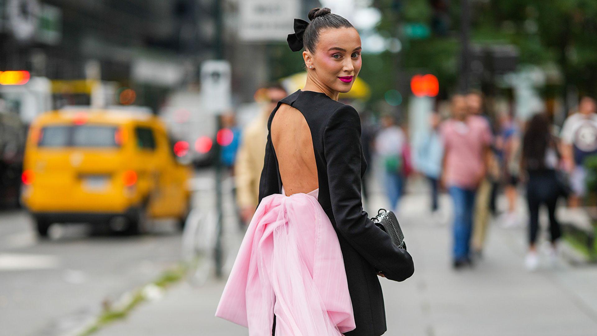 Vestidos de invitada con lazo, la tendencia 'coquette' que se cuela en las bodas del 2024
