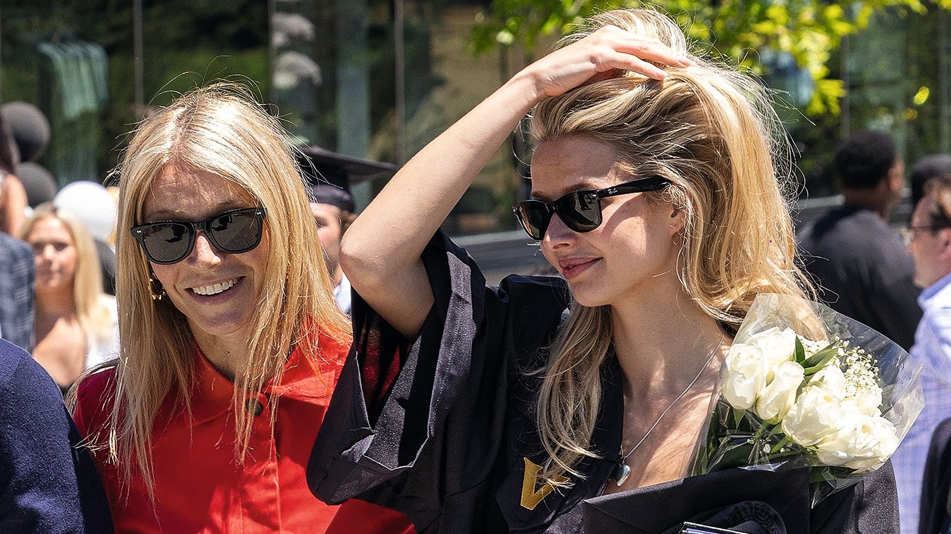 En la imagen, Gwyneth con su hija, Apple (de la que está muy orgullosa), en su graduación universitaria