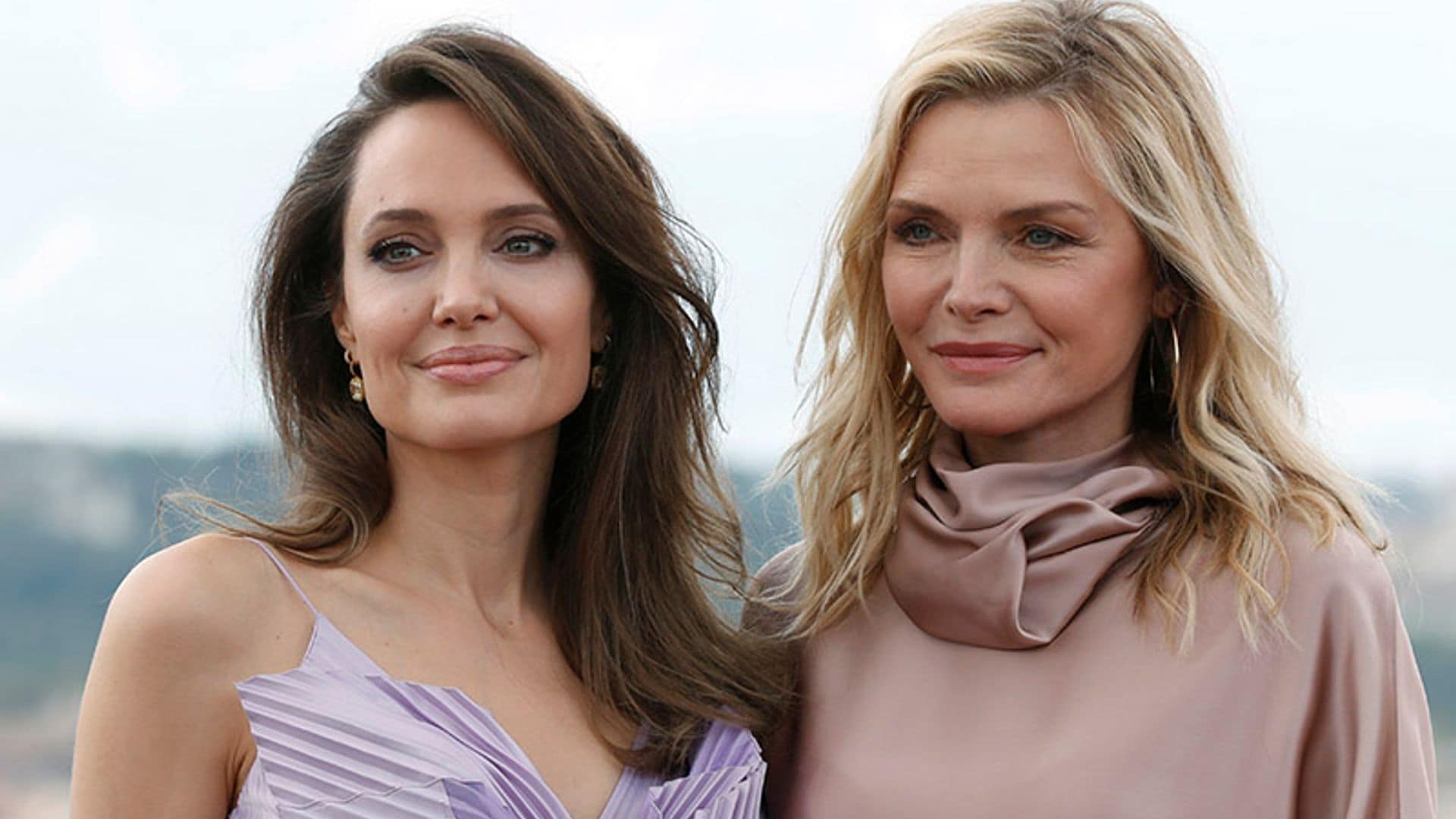 Por qué el peinado de fiesta que ha unido a Angelina Jolie y Michelle Pfeiffer favorece a cualquier edad