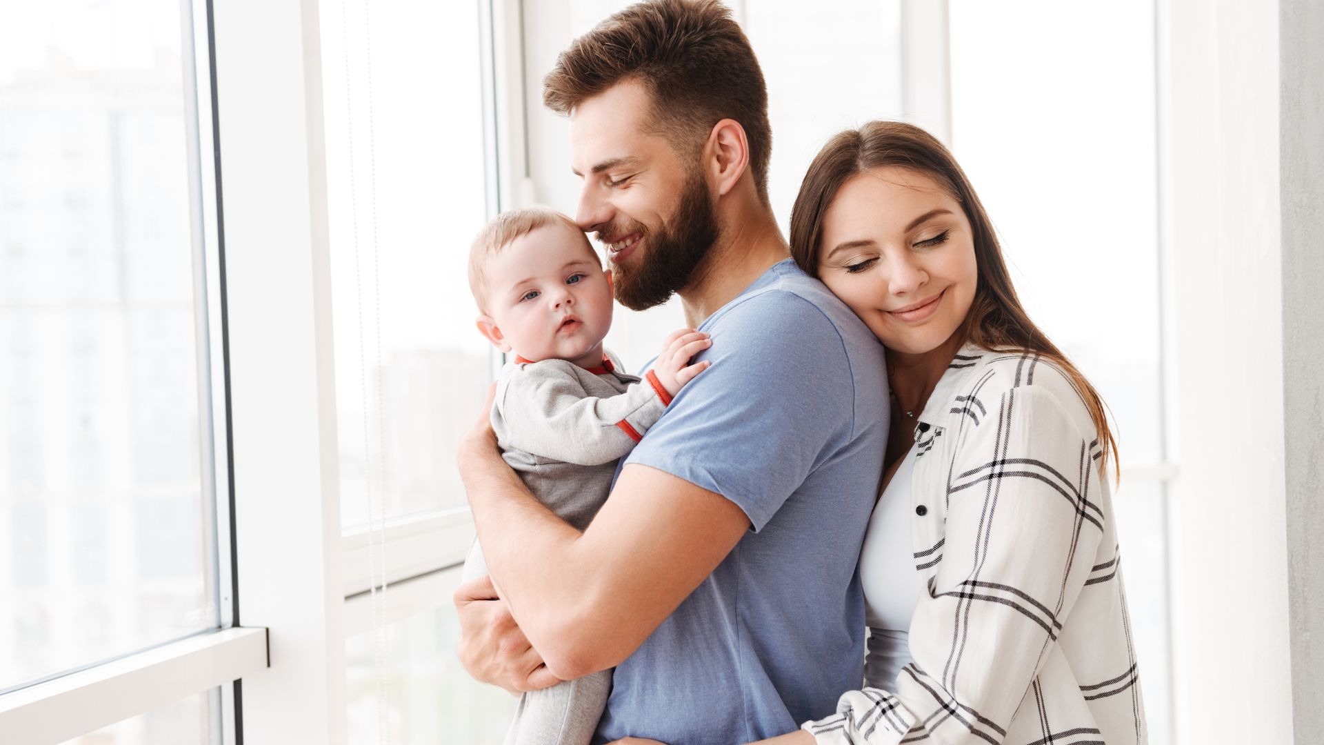Pareja de padres jóvenes con su bebé