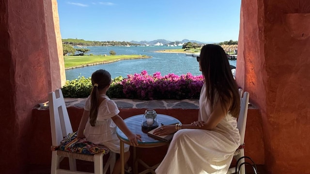 Sharon Fonseca y Blu Jerusalema tomaron el almuerzo mientras disfrutaron hermosas vistas.