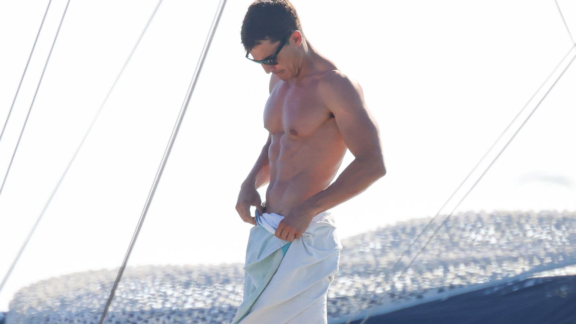 Álex González, el soltero de oro del cine español, presume de abdominales