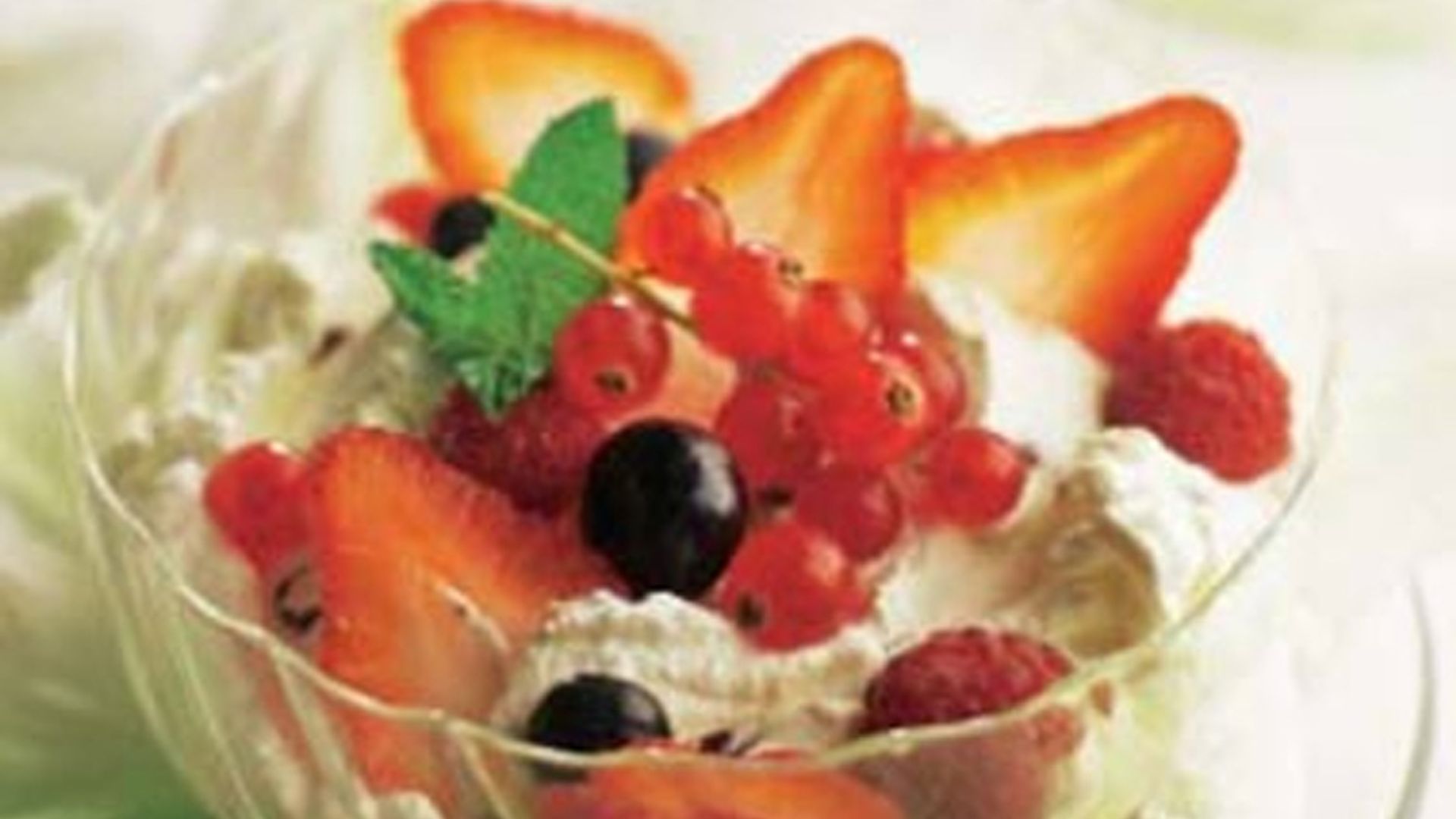 Crema batida con frutos del bosque