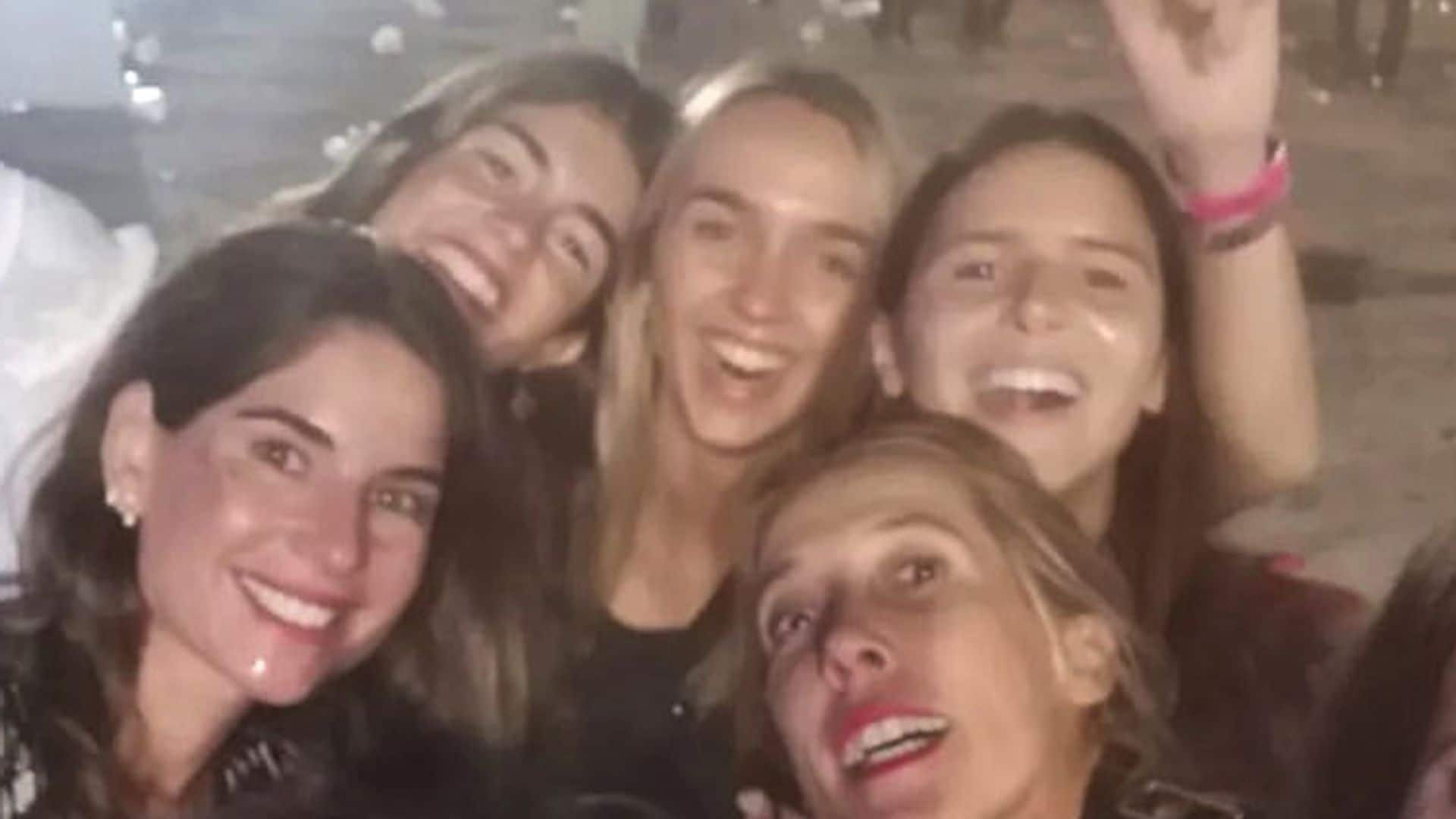 ¡Qué noche inolvidable! Cayetana Rivera y Lourdes Montes lo dan todo juntas en el concierto de Leiva