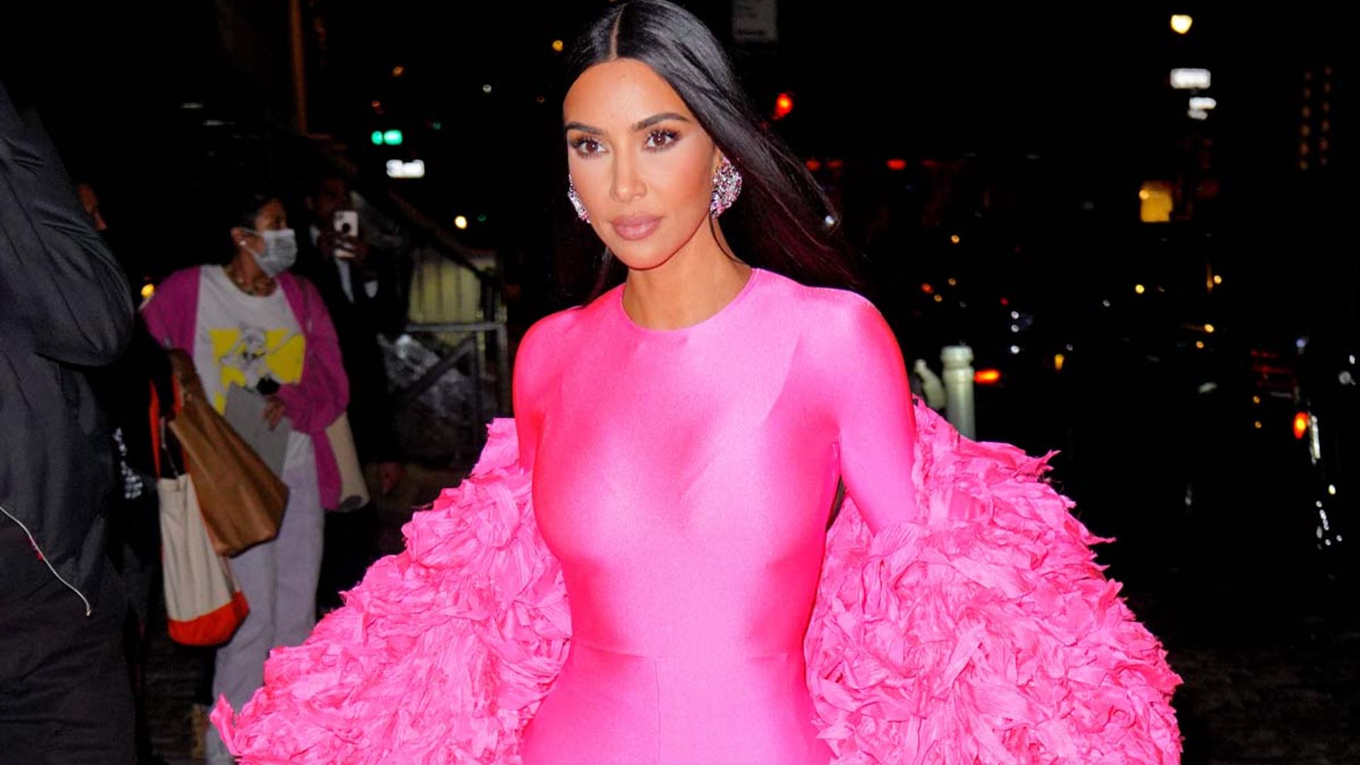 Kim Kardashian está intentando decirnos algo y su lookazo de cumpleaños es la prueba