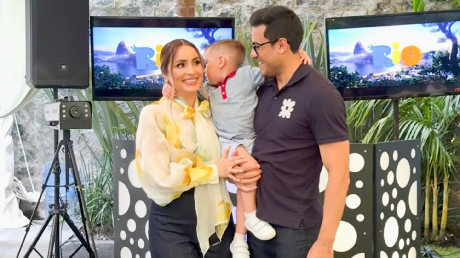 Cynthia Rodríguez y Carlos Rivera con su hijo León.