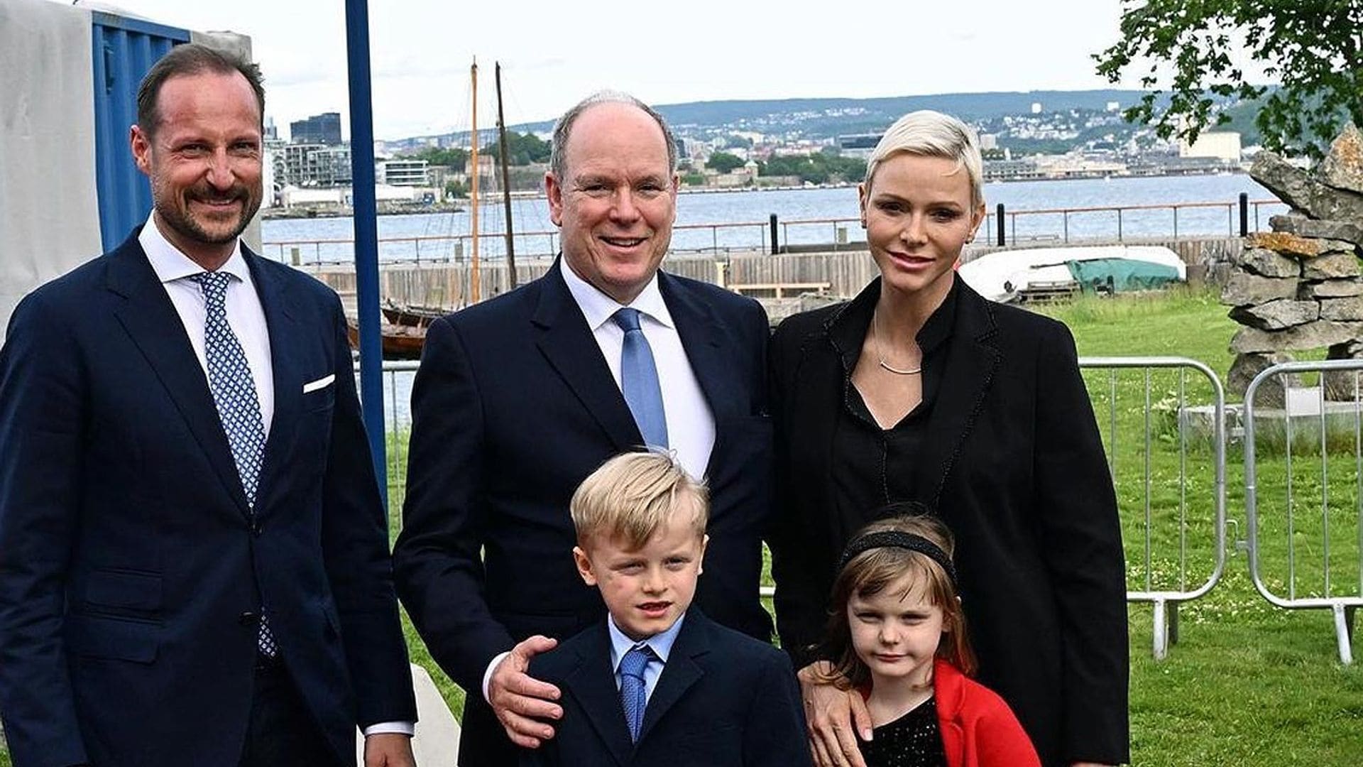 Charlene de Mónaco, en su primer viaje oficial con el príncipe Alberto y sus hijos en más de un año
