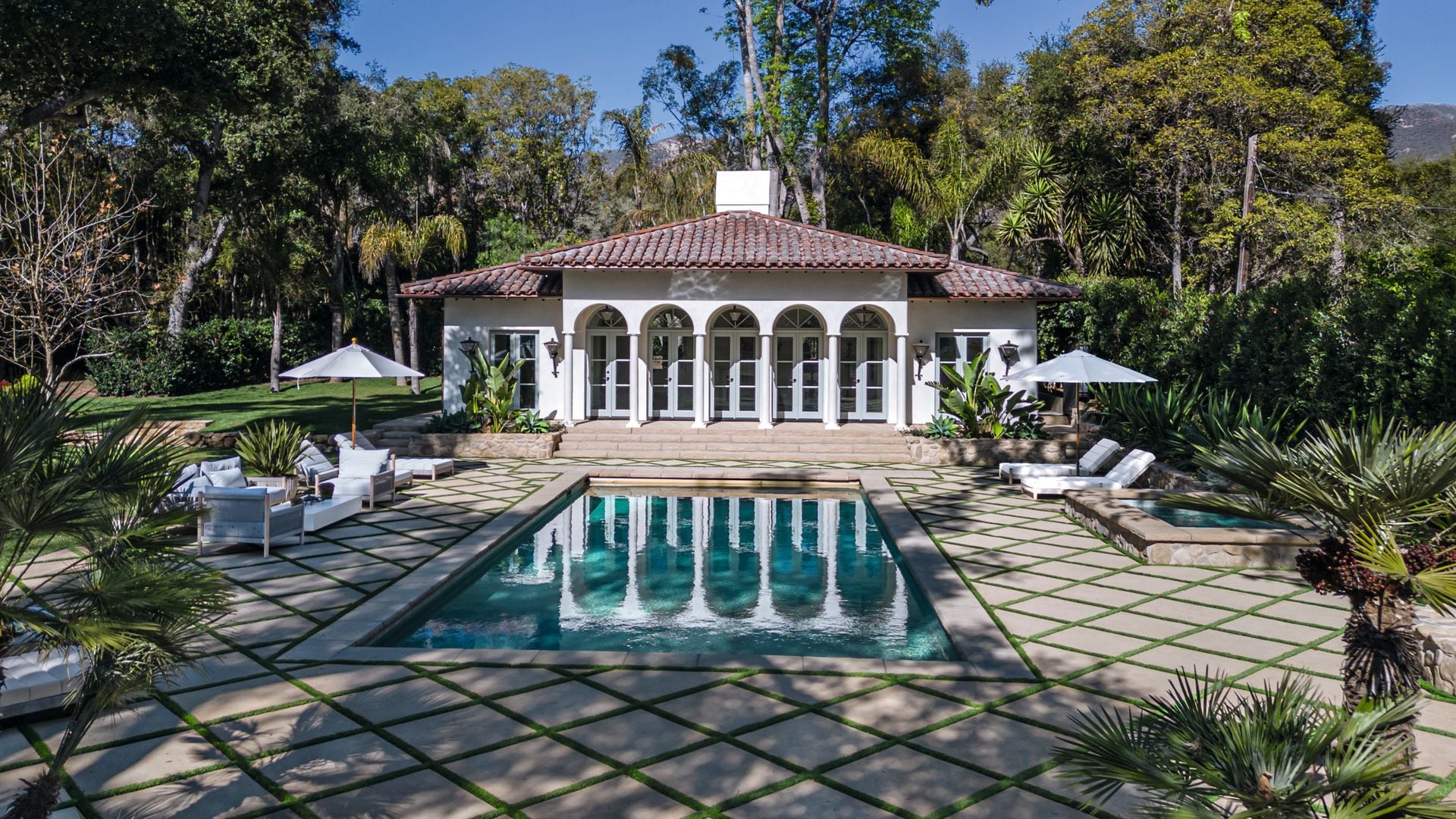 La piscina, con el pabellón del gimnasio, el "spa" y la sauna al fondo