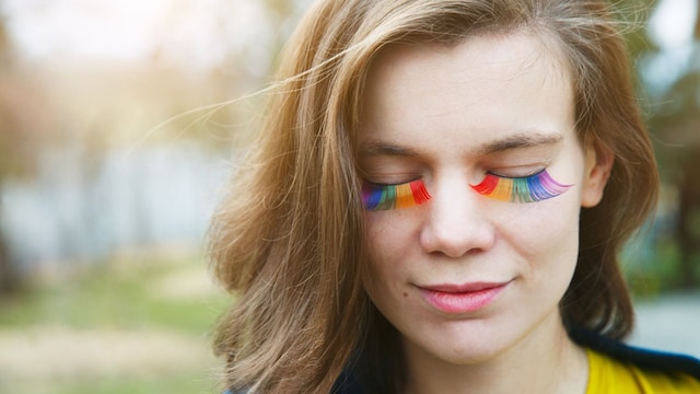 adolescente con pesta as de la bandera lgtbiq 