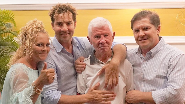 Primer plano de David Bisbal con sus padres y hermano