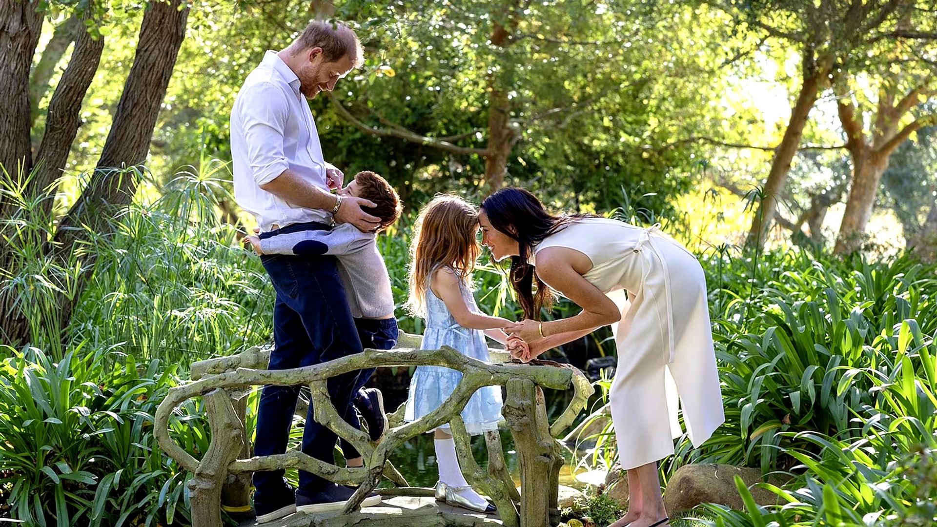 El príncipe Harry y Meghan Markle, con sus hijos