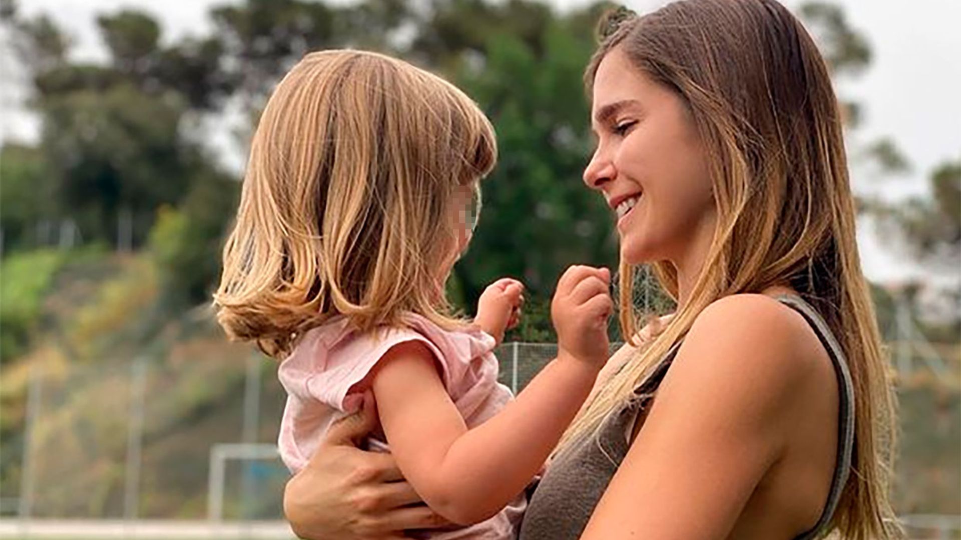 Natalia Sánchez se separa por unas horas de sus hijos y le hace una divertida advertencia a Marc Clotet