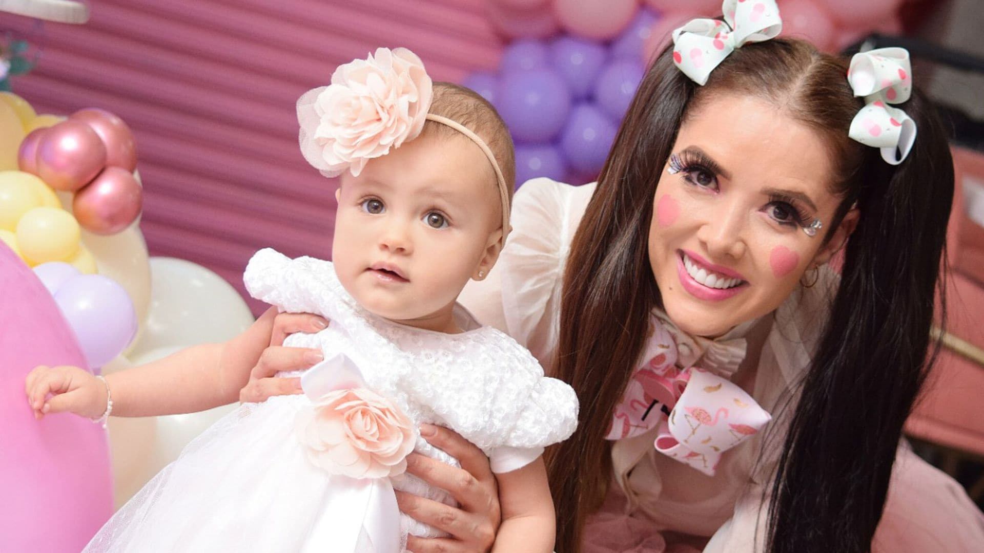 Marlene Favela celebra muy contenta el bautizo de su hija, Bella