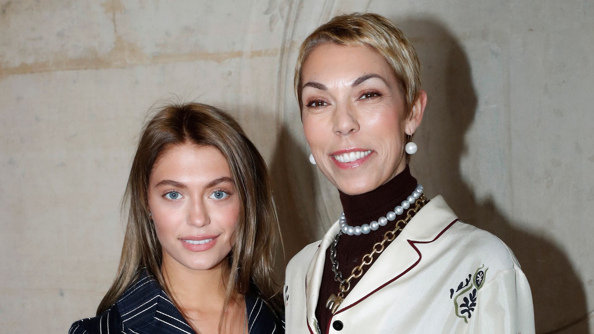 Mathilde Favier y su hija en un desfile de Dior