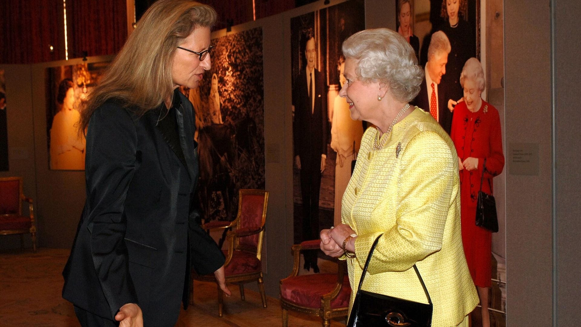 Cuando Annie Leibovitz, la nueva fotógrafa de la reina Letizia, enfadó a la Reina de Inglaterra: la historia de su tenso momento