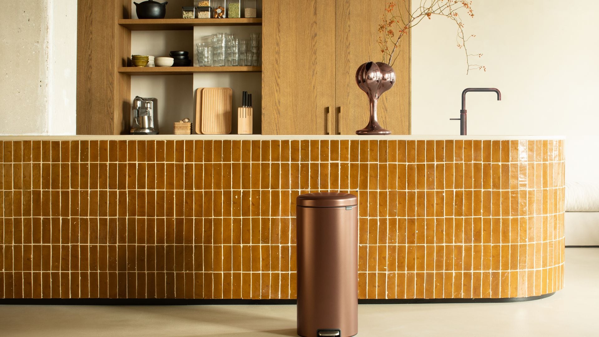 Cocina con isla revestida con azulejos