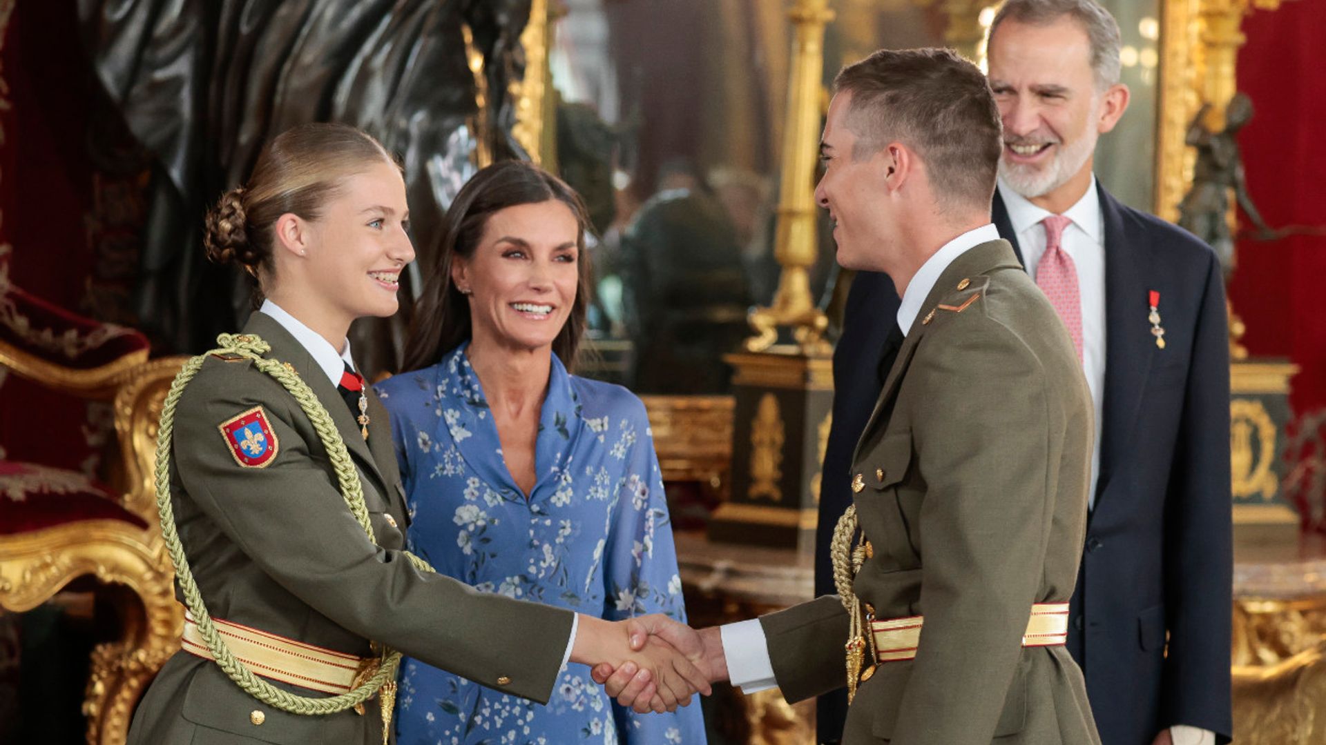 La sorpresa a la princesa Leonor durante el besamanos: invitan a sus compañeros de la Academia de Zaragoza