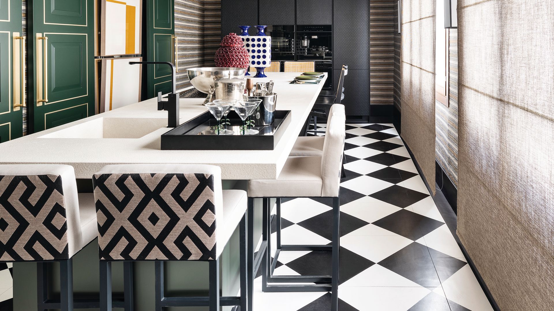 Cocina con suelo pintado en damero blanco y negro