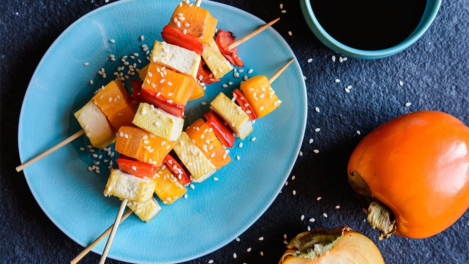 Brochetas de tofu y caqui