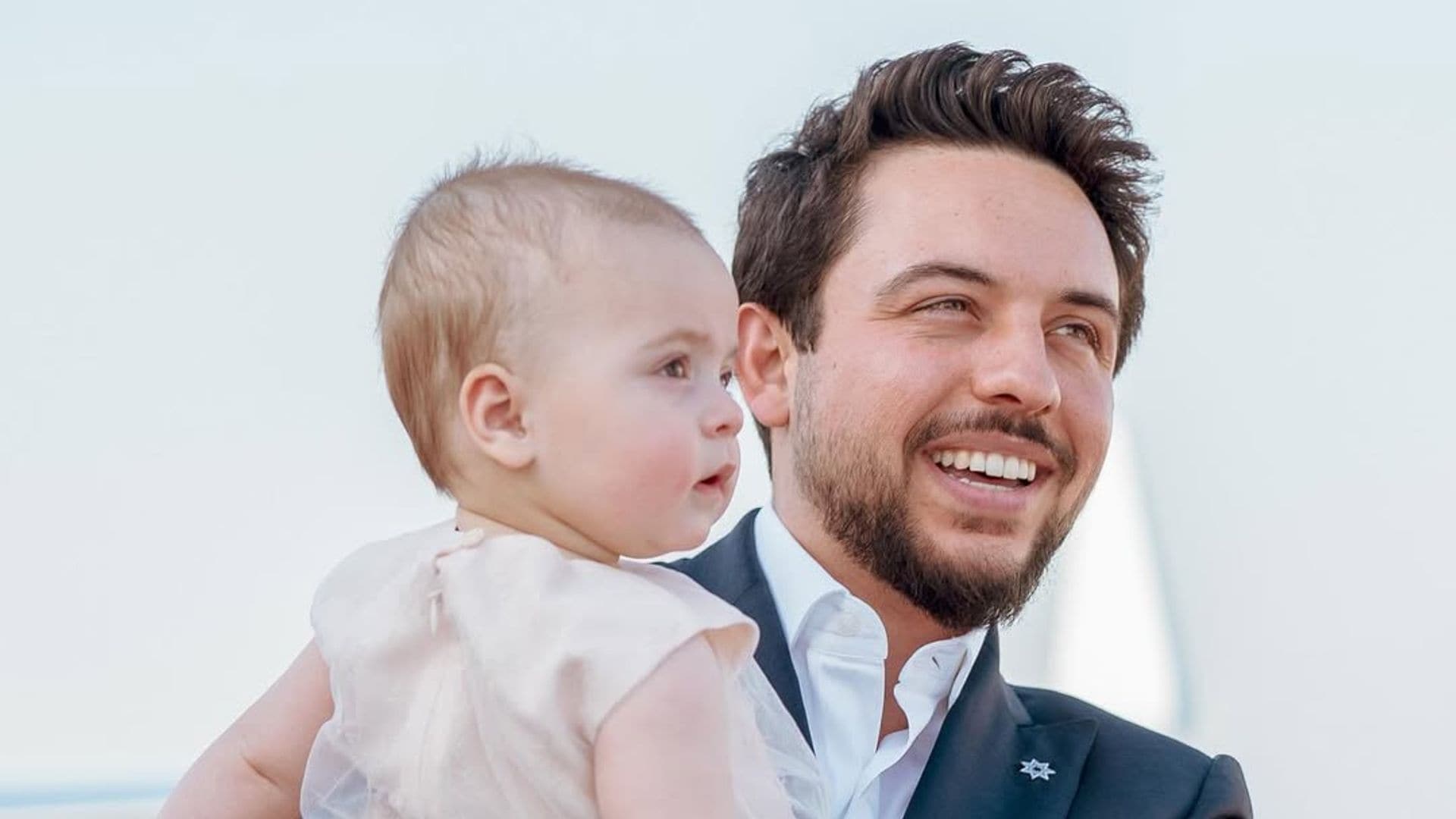 La tierna felicitación del príncipe Hussein de Jordania a su hija Imán, que hoy cumple un año