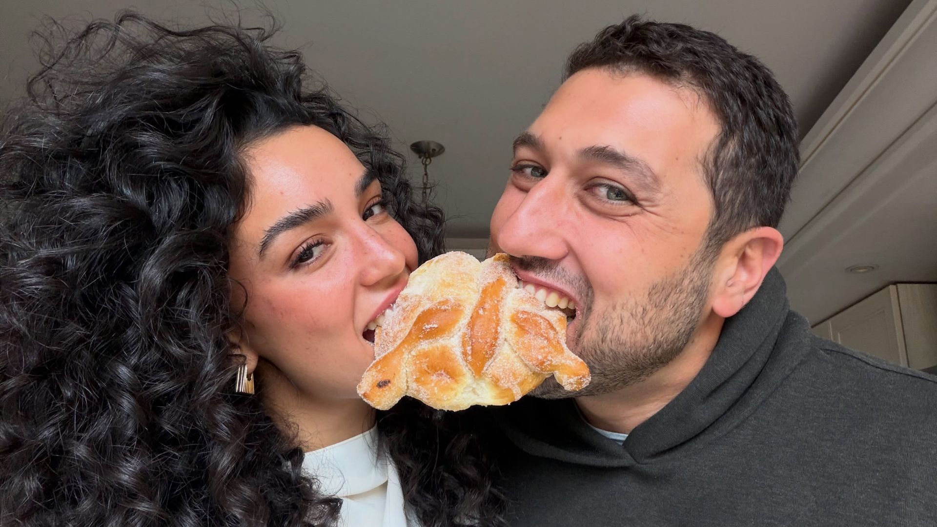 Ale Capetillo y Nader en México, disfrutando de un delicioso pan de muerto.