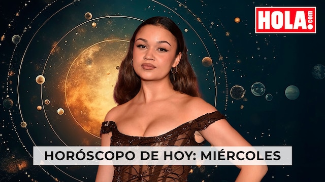 Madison Bailey en primer plano, de fondo los planetas de nuestra galaxia