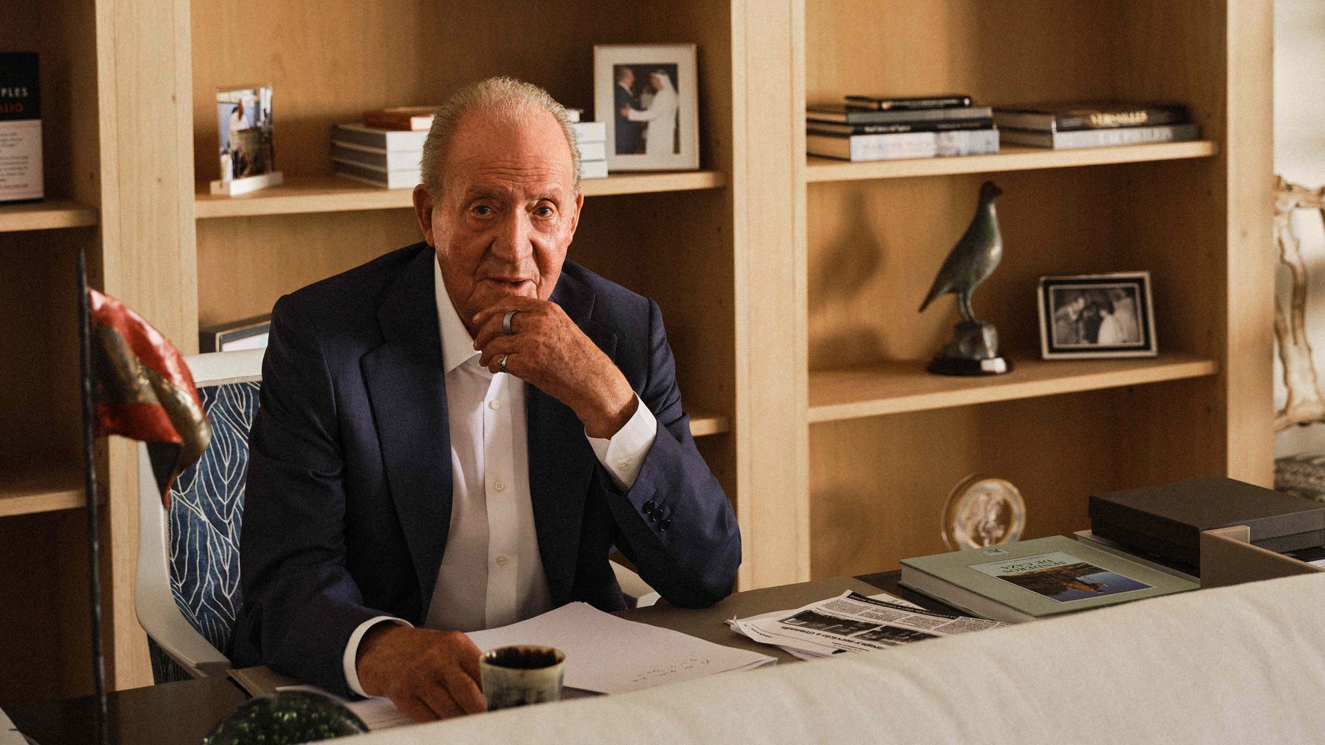 El rey Juan Carlos con su retrato por Hernán Cortés