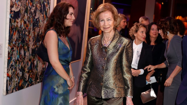 Plano medio de la Reina Sofía llegando a los premios