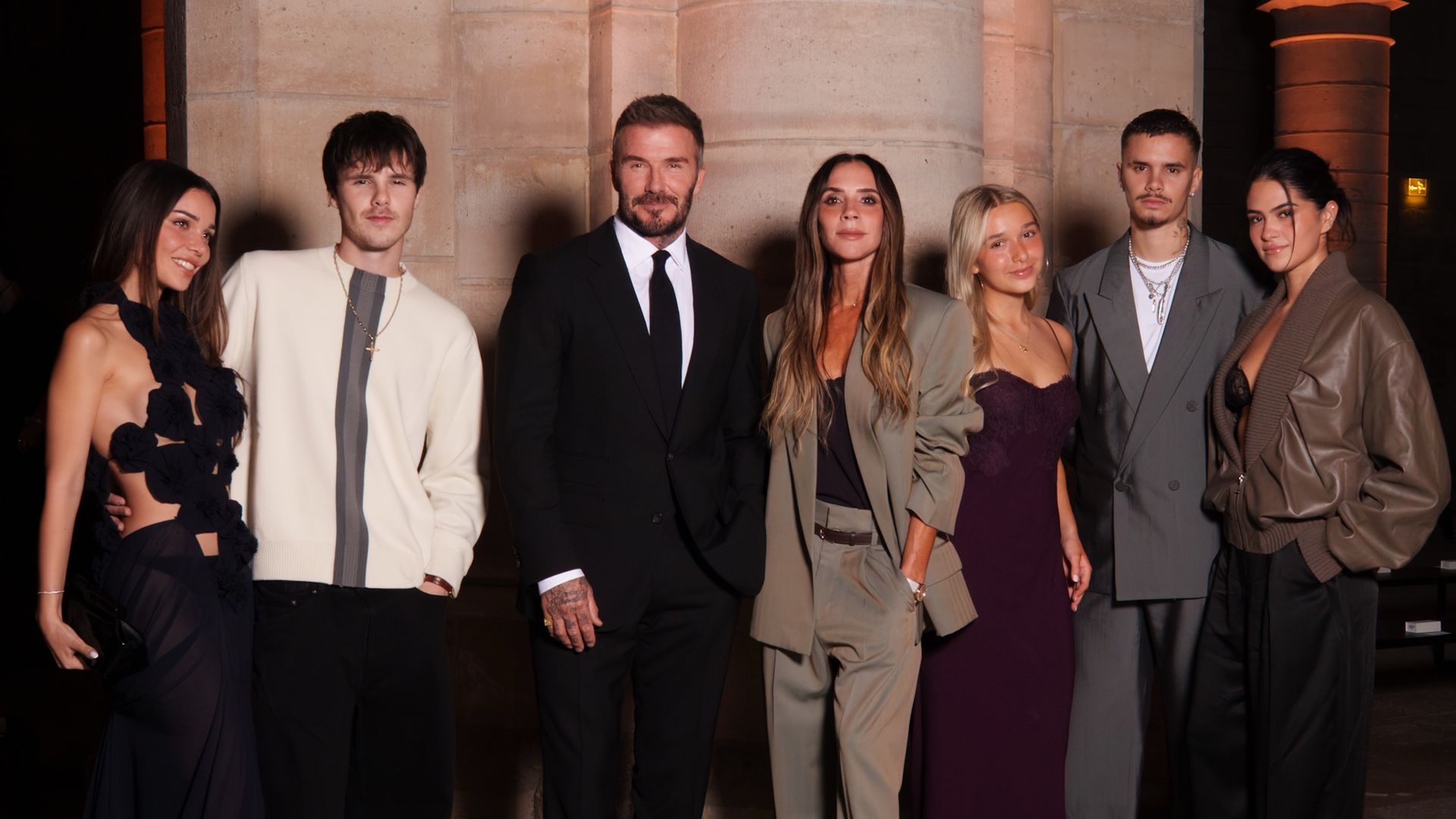 Victoria Beckham junto a su marido David, sus hijos y sus novias, y su hija Harper