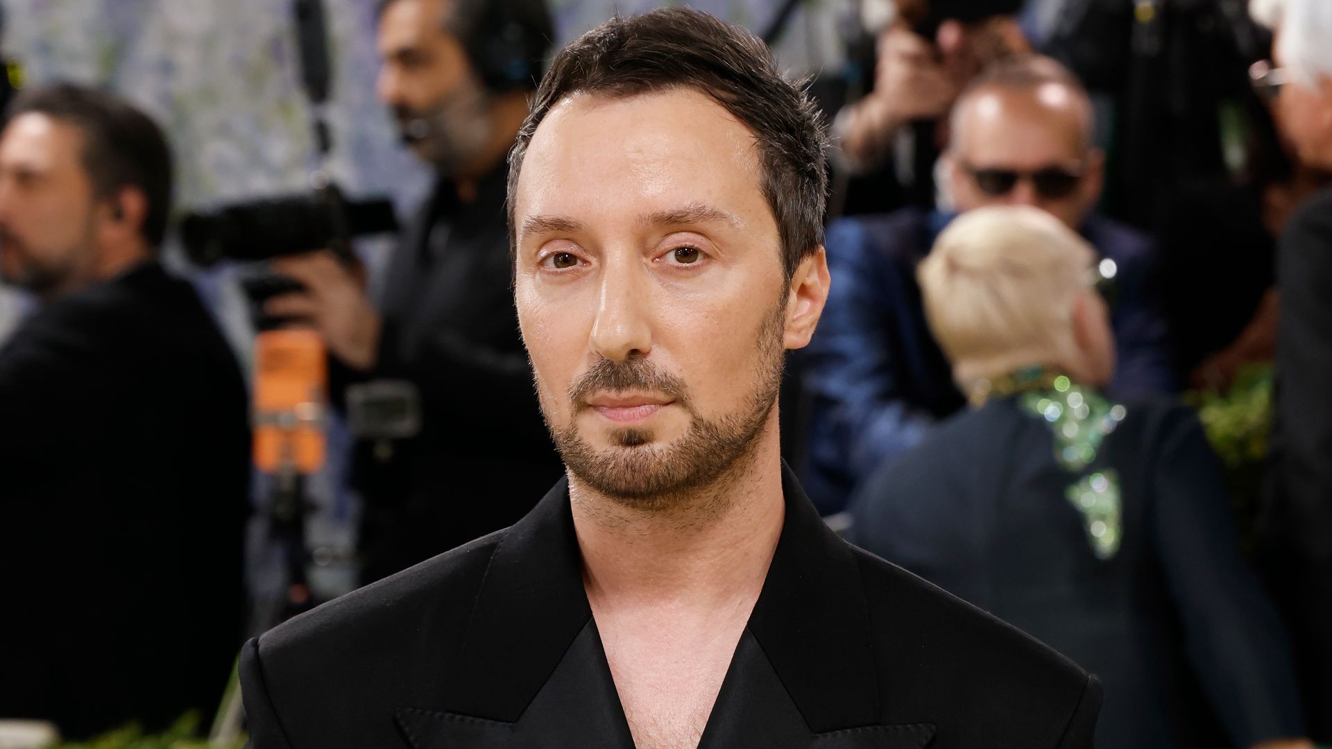 Anthony Vaccarello deja Saint Laurent tras una década al frente: del desfile que homenajea sus años dorados al vídeo que confirma su despedida