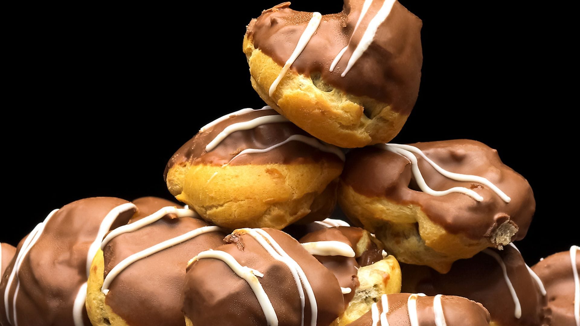 Profiteroles rellenos de helado de chocolate